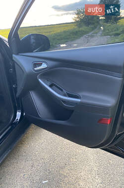 Хэтчбек Ford Focus 2012 в 